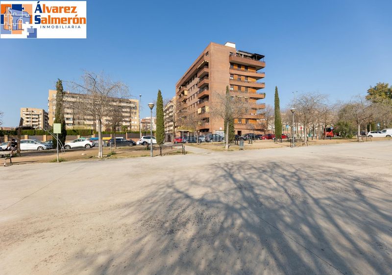 Foto 1d2768fa-4b19-41c7-9fbb-bea0d9797fc6. Pis amb calefacció aparcament piscina a Rosaleda - Juventud Granada