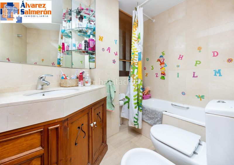 Foto 8c6e63f4-3bd9-4105-a766-a33e981a03d2. Pis amb calefacció aparcament piscina a Rosaleda - Juventud Granada