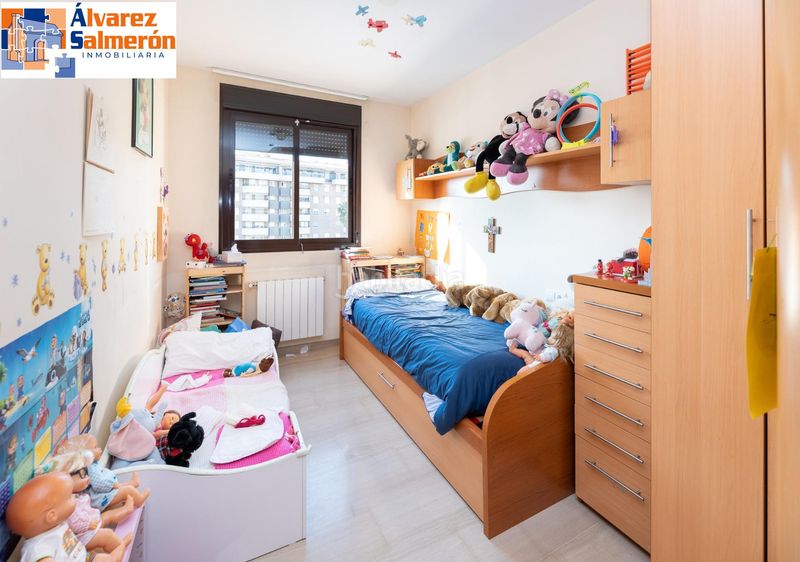 Foto b594b445-2526-470f-b513-65cde741a324. Pis amb calefacció aparcament piscina a Rosaleda - Juventud Granada