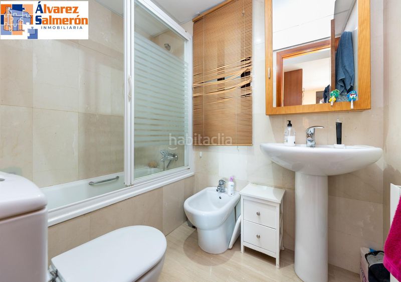 Foto d9a91dd2-5e26-47bc-ad77-55bea422e06d. Pis amb calefacció aparcament piscina a Rosaleda - Juventud Granada