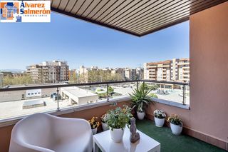 Pis  Calle recreativo de granada. Magnífico piso todo exterior en plaza los cármenes con garaje y