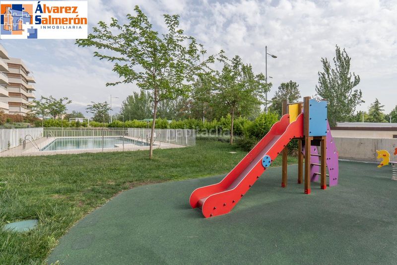 Foto bc80a17d-87e6-4eca-a1cd-57a78d1b7b93. Pis amb aparcament piscina a Rosaleda - Juventud Granada
