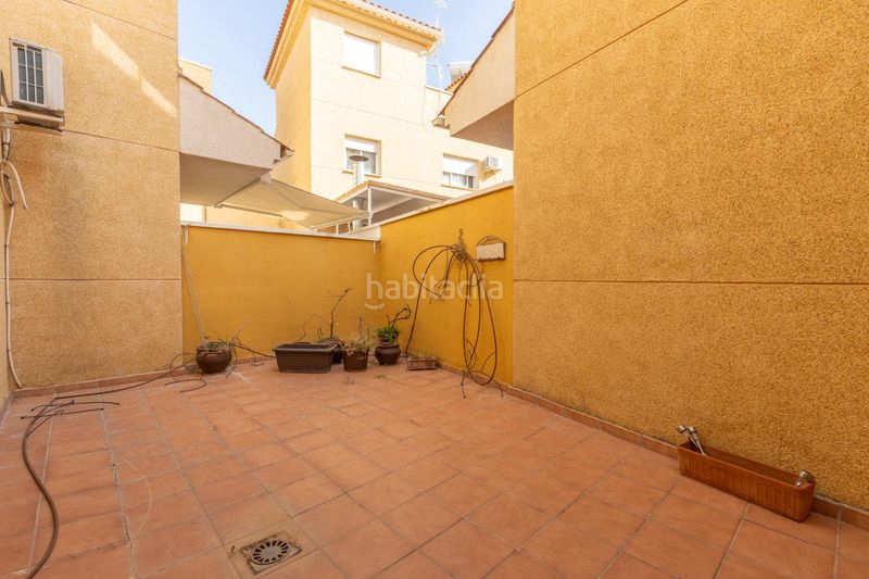 Foto f68b8ebd-b4e8-49c4-9b6b-a410cc1d5577. Casa adossada amb aparcament a Avda. De los Ogíjares Armilla