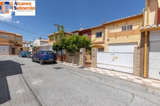 Casa adossada  Calle calle virgen de loreto. Vivienda adosada con patio, terraza y garaje en armilla
