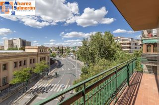 Flat in Avenida de madrid 20. Piso señorial de 182 m2 en avenida madrid amplitud, luz y posibi