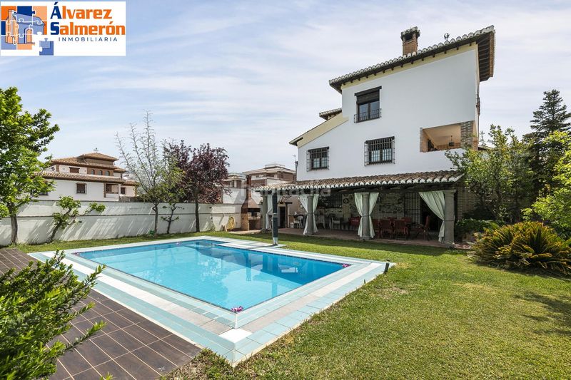 Foto 4244cdff-7bcf-497d-b971-fa763c3d9946. Xalet amb calefacció aparcament piscina a Altos de la Zubia Zubia (La)