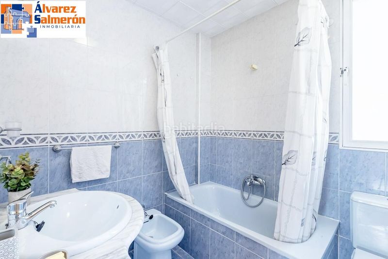 Foto 5f816383-f6ef-48ab-8fbc-cbb2a7826082. Casa aparellada amb aparcament a San Miguel Armilla