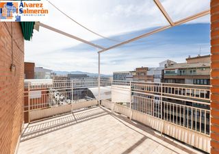 Ático  Calle emperatriz eugenia. Sale a la venta extraordinario atico reformado en granada