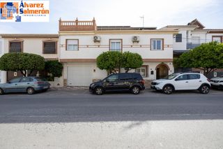 Casa adossada  Avenida avenida san cayetano. Casa adosada junto parada metro en churriana
