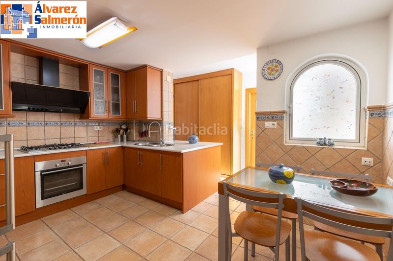 Foto 4cb91400-715e-40a3-a289-685ee2f79ca9. Casa adossada amb calefacció aparcament a Avda. De los Ogíjares Armilla