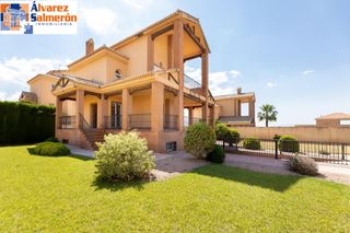 Chalet in Dílar. Maravillosa vivienda unifamiliar en cañadas del parque