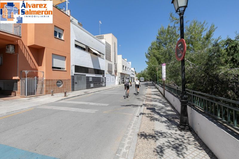 Foto 0cc714ba-edfb-4e4a-80e5-a704cdc8b13b. Casa adossada amb calefacció aparcament a Bola de Oro Granada