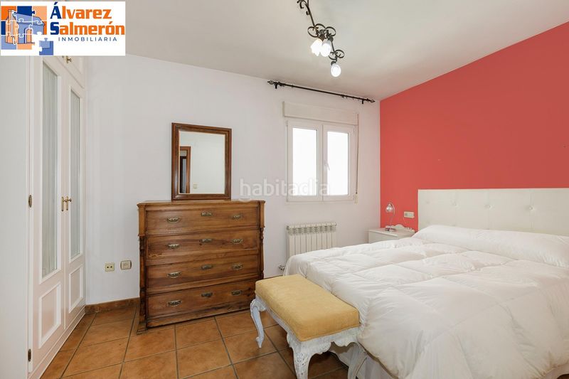 Foto 345bf00e-aa8b-41a9-a9bf-3f967c5dd7c6. Casa adossada amb calefacció aparcament a Bola de Oro Granada