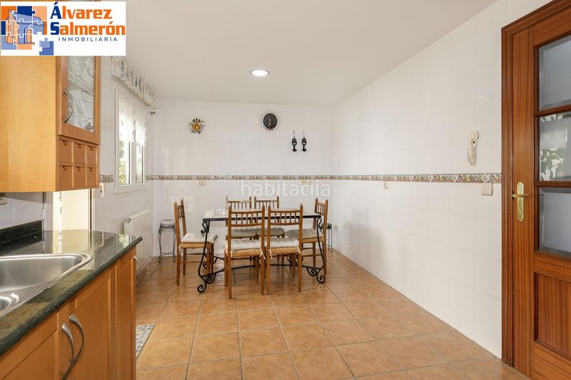 Foto b13140aa-4d0d-4c09-9ec0-67d429f3768b. Casa adossada amb calefacció aparcament a Bola de Oro Granada