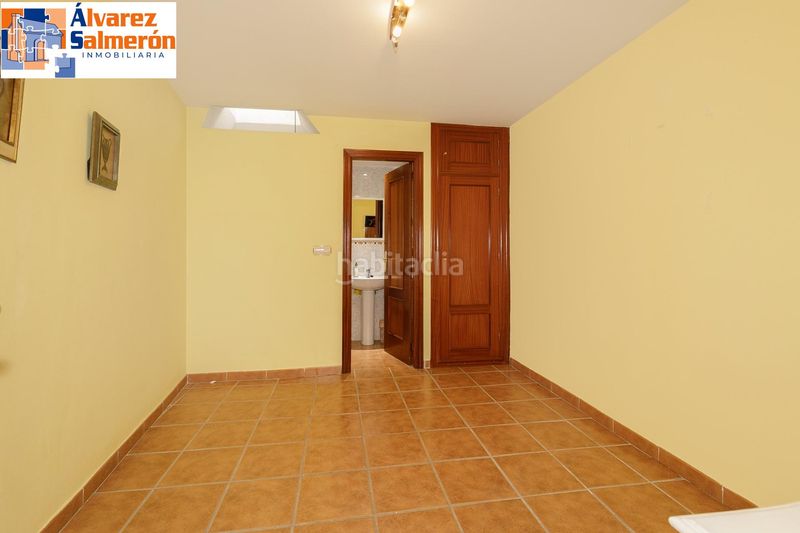 Foto cce7e246-80db-4ac1-bfa6-83d9adf66746. Casa adossada amb calefacció aparcament a Bola de Oro Granada