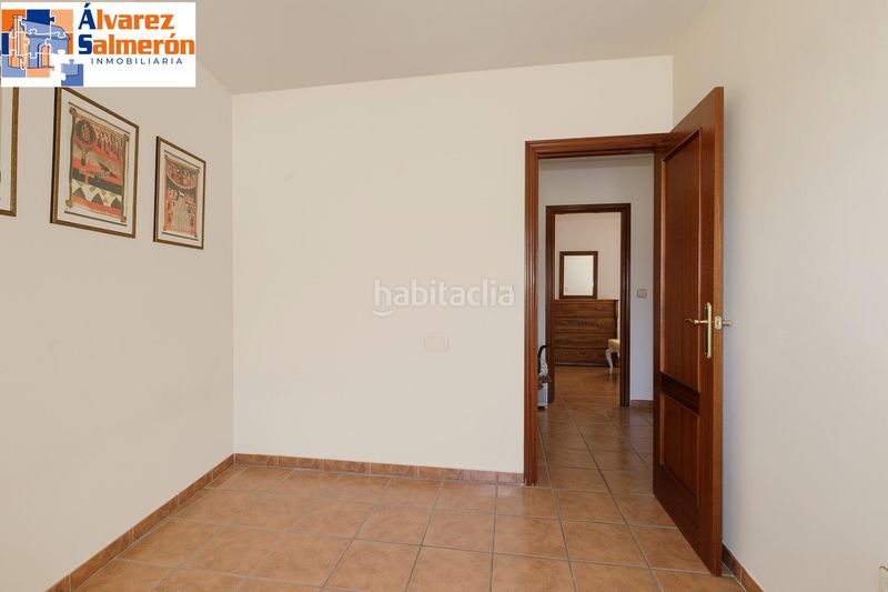 Foto efee0281-fc7a-47d6-a403-c55896a2f852. Casa adossada amb calefacció aparcament a Bola de Oro Granada