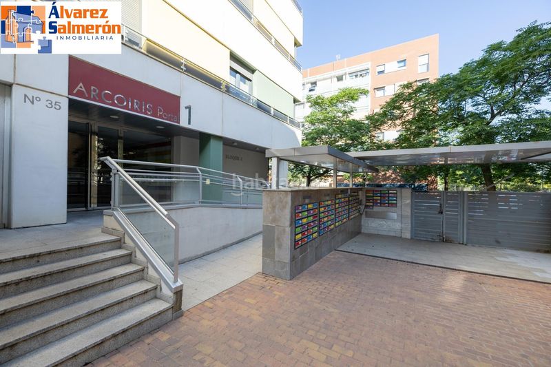 Foto cf5fe754-a6db-48c2-abf0-6294dda29585. Planta baixa amb calefacció aparcament piscina a Granada