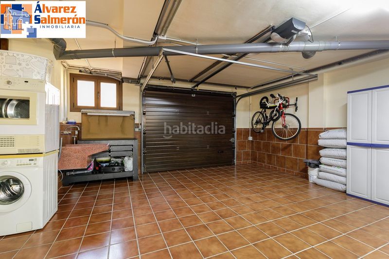 Foto 110134f0-a761-4726-a406-00c6a36a40d1. Casa amb calefacció aparcament a Jun