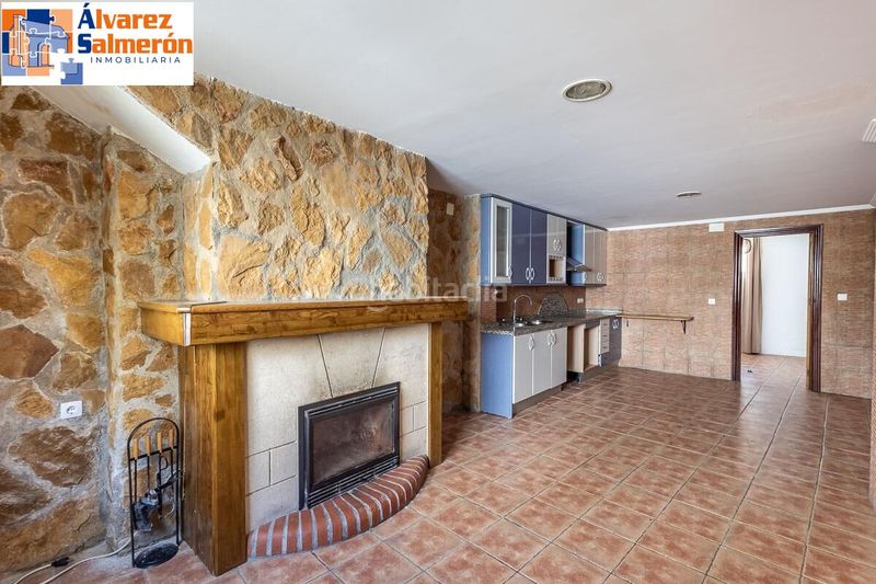 Foto b12226ad-5254-46e7-804d-520b59f69853. Casa adossada amb aparcament a Huétor Vega
