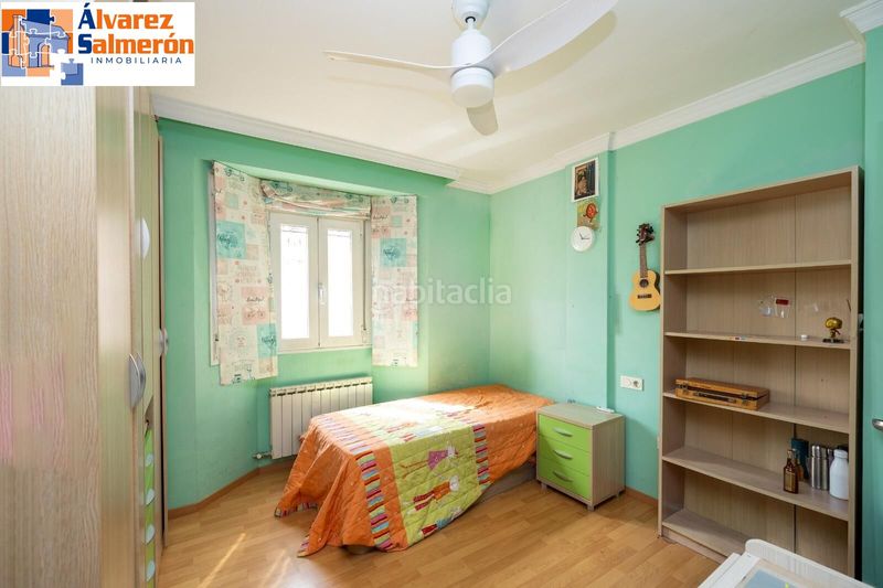 Foto b233376a-ccd9-43b2-b287-b6169783f651. Casa amb calefacció aparcament a Cervantes Granada