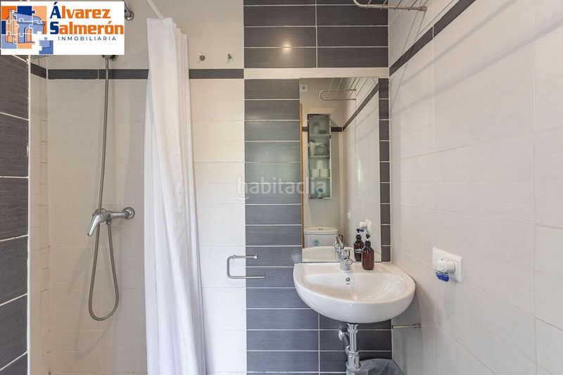 Foto aee00269-844f-4729-855c-9b54ed2df017. Edifici a Dílar
