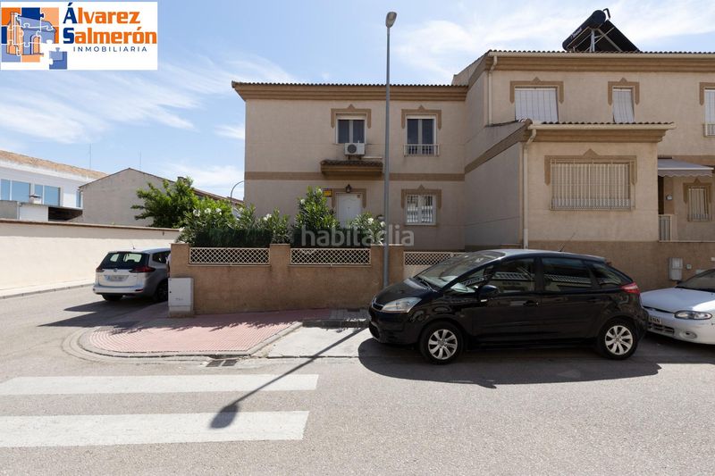 Foto d9d88d4a-691f-46e9-8ca6-8c6b4b495c57. Casa adossada amb calefacció aparcament piscina a Santa Fe