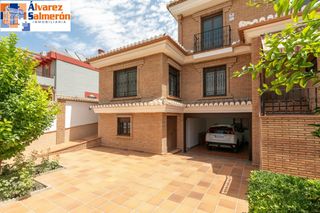 Doppelhaus  Dr marañon. Chalet accesible de gran amplitud, con jardín privado, garaje y
