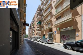 Piso  Calle nazaries. Dos dormitorios  cochera en agustina de aragon, alhamar