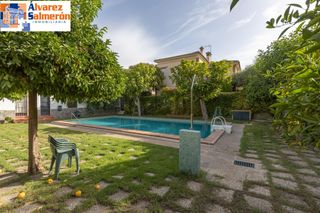 Doppelhaus  Calle de almajara. Exclusiva vivienda con piscina en la zona del serrallo con pisci