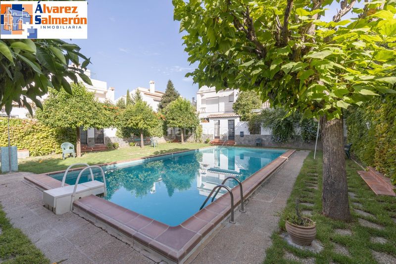 Foto a75a1763-c29b-4ba8-bc76-19ed36499d2e. Casa aparellada amb calefacció aparcament piscina a Granada
