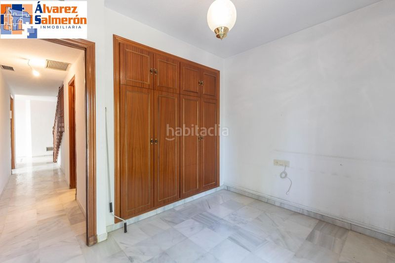 Foto f79f3331-87fe-444f-a16e-6739f4b8e51a. Casa aparellada amb calefacció aparcament piscina a Granada