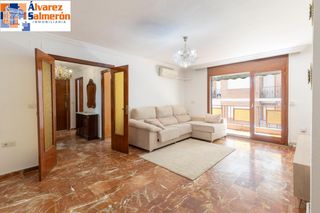 Flat  Calle marques de mondejar. Vivienda de grandes dimensiones y potencial de reforma junto a c