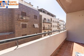 Flat in Atarfe. Luminoso piso con cochera en zona residencial tranquila en atarf
