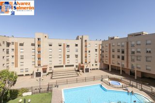 Pis  54 calle ramón y cajal #escalera  p3  / 4b. Excelente piso con vistas despejadas a sierra nevada