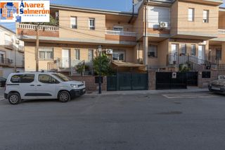 Casa a schiera in San Francisco - El Chorrillo. Precioso adosado con patio, terraza, cochera y estufa de leña en