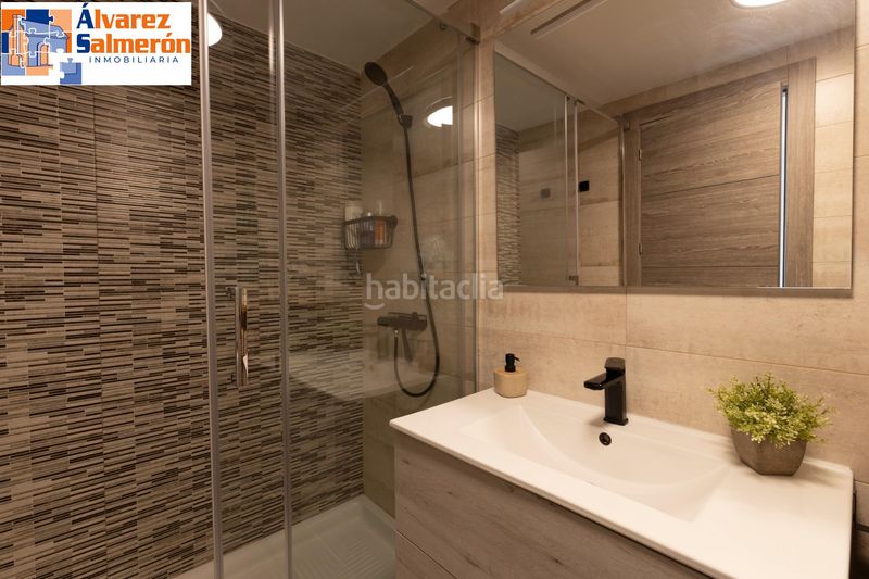 Foto 504e5fe2-488e-48a2-aed5-ed5759e50b7a. Casa adossada amb aparcament piscina a Cenes de la Vega