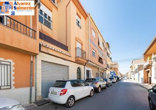 Semi detached house in San Antón. Casa adosada con grandes posibilidades en el centro de armilla