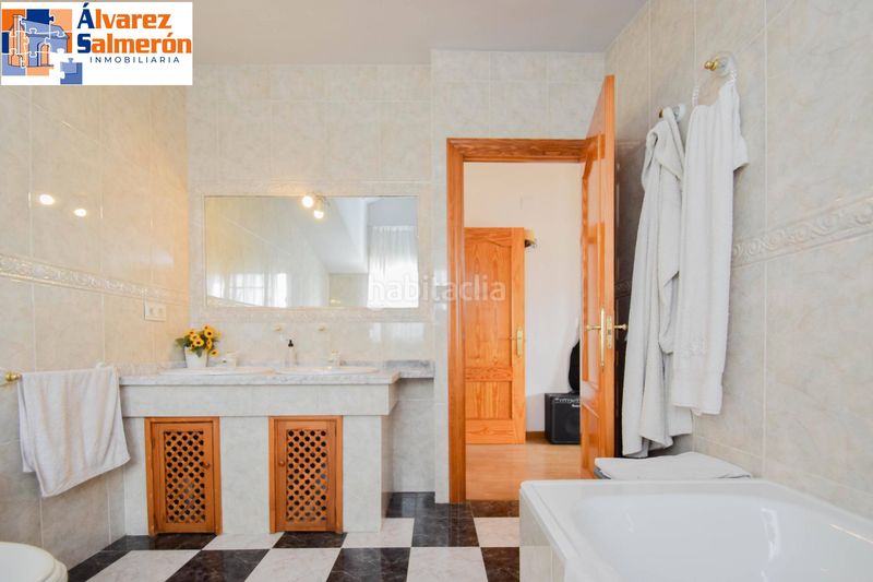 Foto a241bbaa-bf4b-424b-b9b0-e3f9c4260855. Chalet with pool in Barrio de la Vega Monachil