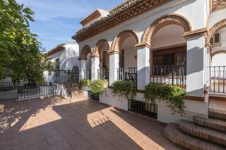 Casa a Láchar. Bonito chalet con parcela y piscina en lachar