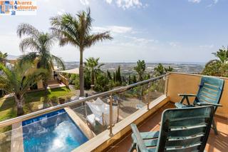 Masia a Motril  ciudad. Fabulosa villa y gran terreno en produccion.