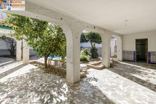 Mas à Residencial Triana - Barrio Alto. Chalet con piscina y terreno en el centro de las gabias