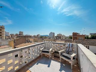 Àtic a Gran Via de Colom. Luminoso ático reformado con terraza que ofrece vistas al pueblo