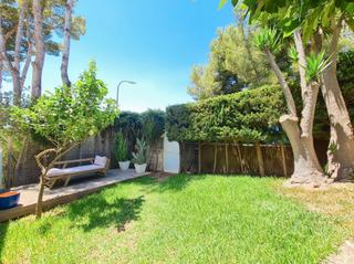Rent Apartment in Cas Català-Illetes. Maravillosa planta baja con gran terraza y jardín privado en com