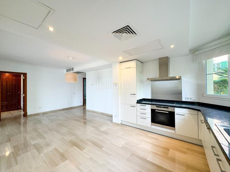 Foto a2336af9-1e4c-4fc4-b601-765c93d6014a. Apartamento magnífica planta baja con gran terraza con vistas parciales al mar y espectacular jardín privado en exclusivo complejo de bendinat en Calvià