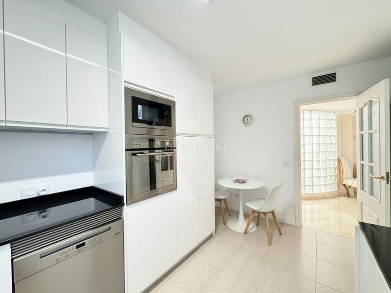 Foto 9c797d8f-3521-41e0-8035-c8f3de132d5e. Alquiler apartamento luminoso y espacioso piso con terraza en complejo de cas catalá. piscina comunitaia. a pocos minutos a pie de la playa y del puert en Calvià