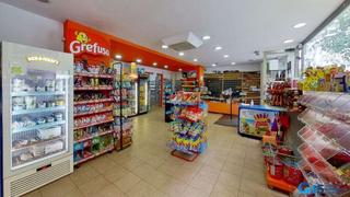 Local commercial à Gros. Se vende local en esquina en primera linea comercial