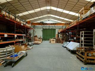 Nau industrial a Zizurkil. Se vende amplia nave con buen acceso para trailer aun paso de la