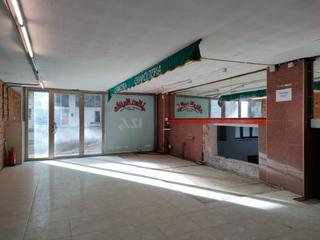 Local commercial à Amara. Se vende local al lao del centro de salud
