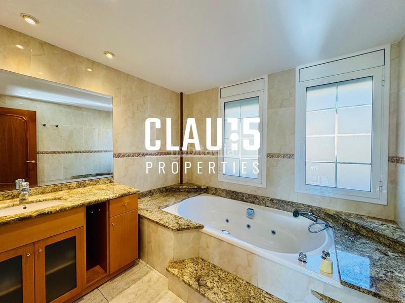 Foto 238aca6a-ca1f-44c9-a81c-b6fa8a000853. Rent house with heating parking pool in Canet de Mar