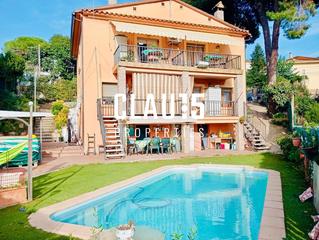Chalet à Mas Mora-Sant Daniel. Exclusivo chalet en venta con dos viviendas independientes, pisc